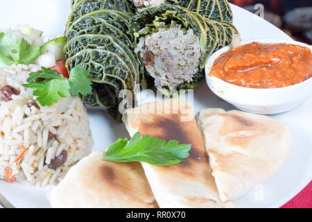 Traditionelles türkisches Gericht gefüllte Kohlblätter, Türkische dolma. Stockfoto