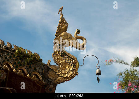 Chiang Rai Thailand, geschnitzte mystischen Elefant Schlange Dach finial in Wat Muang Ming Stockfoto