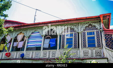 Blick auf den traditionellen geschnitzten Balkonen und bunten Holz- Haus in der Altstadt von Tiflis, Georgien Stockfoto