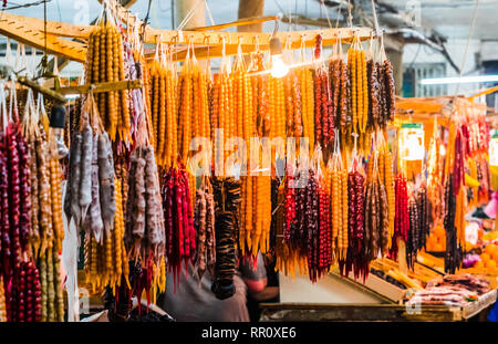 Blick auf georgischen Nationalen hausgemachtes Schmankerl namens churchkhela aus Traubensaft, Nüssen und Honig auf dem Markt in Tiflis, Georgien verkauft Stockfoto