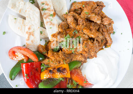 Iskender Kebab, eine beliebte traditionelle Street Food von Istanbul, Türkei Stockfoto