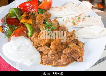 Iskender Kebab, eine beliebte traditionelle Street Food von Istanbul, Türkei Stockfoto