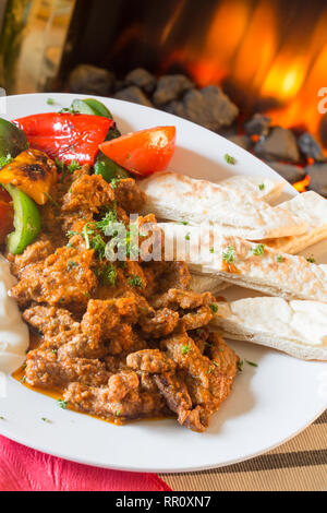 Iskender Kebab, eine beliebte traditionelle Street Food von Istanbul, Türkei Stockfoto