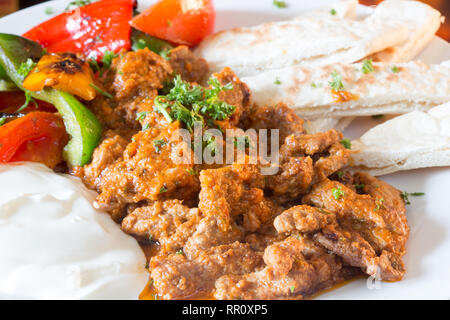 Iskender Kebab, eine beliebte traditionelle Street Food von Istanbul, Türkei Stockfoto