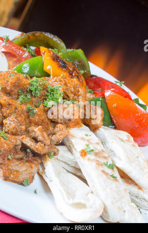 Iskender Kebab, eine beliebte traditionelle Street Food von Istanbul, Türkei Stockfoto