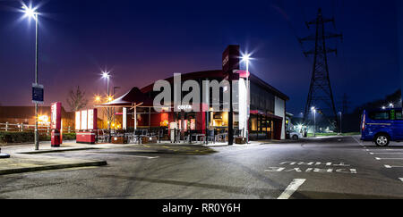 SWINDON, UK - 12. FEBRUAR 2019: Costa 24 Stunden Drive Thru im Westen Swindon Stockfoto