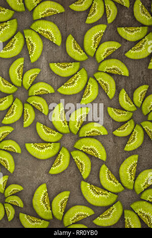 Kreative Blumen aus Kiwis Schneiden von unten leuchtet auf einem Stein Hintergrund Essen Konzept Stockfoto