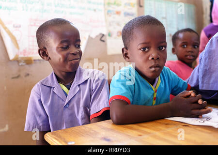 Kinder in einem überfüllten Klassenraum in einer Dorfschule, Namibia, Purros. Stockfoto