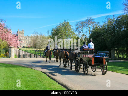 Pferd und Wagen in den Gründen des Windsor Castle aus der langen Meile, Windsor, Berkshire, Großbritannien Stockfoto