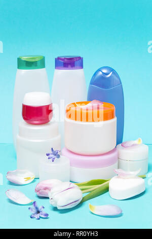 Verschiedene Kosmetik und Hygiene Produkte auf blauem Hintergrund Stockfoto