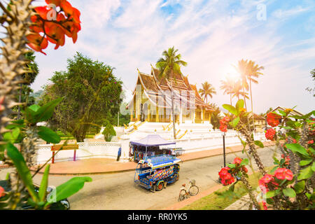 Atemberaubende Aussicht auf einem Tuk Tuk (Auto-rikscha) vorbei vor der schönen Haw Pha Bang Tempel. Stockfoto