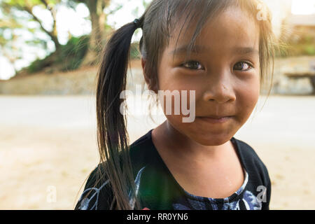 LUANG PRABANG - LAOS - 13. Februar 2019. Porträt einer wunderschönen Lächeln Laotischen kleines Mädchen in Luang Prabang. Laos oder Laoten sind ein Tai et Stockfoto