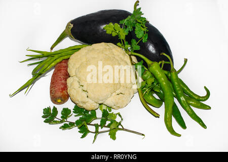 Vagetables aus einer organischen Farm, Karotten, grüne Paprika, Auberginen, Blumenkohl. Stockfoto