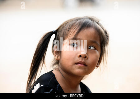 Schöne spontane Portrait eines laotischen junges Mädchen in Luang Prabang. Stockfoto