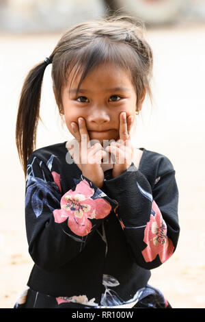 Porträt einer wunderschönen Lächeln laotische Mädchen in Luang Prabang. Stockfoto