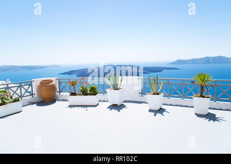 Terrasse mit mediterranen Blumen auf Santorini Insel Stockfoto