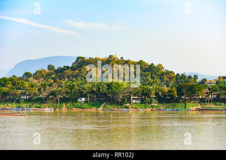 Atemberaubende Aussicht auf die schöne Stadt Luang Prabang mit dem Mekong River im Vordergrund und der phou Si Berg im Hintergrund fließt. Stockfoto