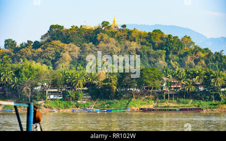 Atemberaubende Aussicht auf die schöne Stadt Luang Prabang mit dem Mekong River im Vordergrund und der phou Si Berg im Hintergrund fließt. Stockfoto