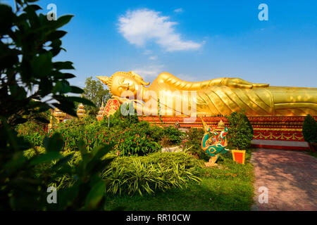 Herrliche Sicht auf den Liegenden Buddha Statue in Pha That Luang komplex. Pha That Luang ist ein buddhistischer Tempel Komplex in Vientiane, Laos Stockfoto