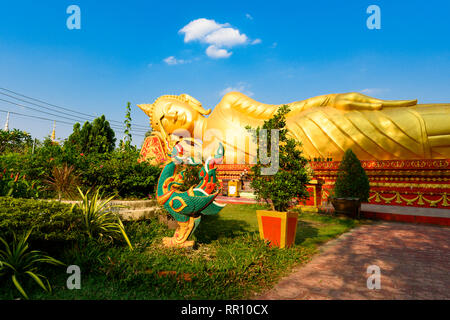 Herrliche Sicht auf den Liegenden Buddha Statue in Pha That Luang komplex. Pha That Luang ist ein buddhistischer Tempel Komplex in Vientiane, Laos Stockfoto
