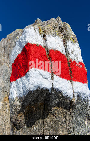 Wegweiser für Wanderer auf einem Stein Stockfoto