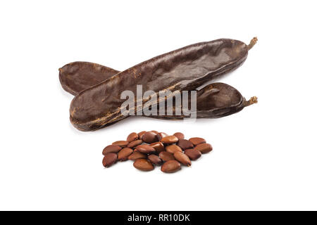 Johannisbrot pod mit Bohnen auf weißem Hintergrund Stockfoto