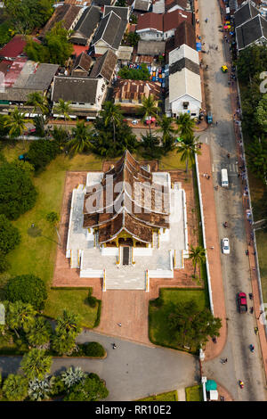 (Sicht von oben) einen atemberaubenden Blick auf die wunderschöne Haw Pha Bang Tempel in Luang Prabang, Laos. Stockfoto