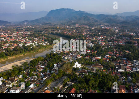 (Sicht von oben) einen atemberaubenden Blick auf die wunderschöne Stadt Luang Prabang mit dem Nam Khan Fluss fließt. Stockfoto