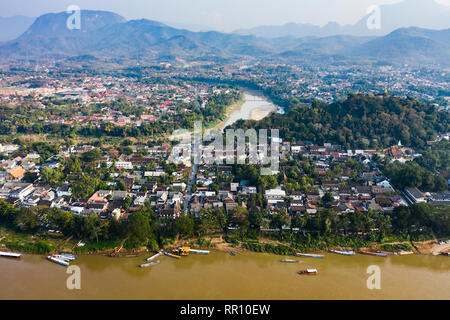 (Sicht von oben) einen atemberaubenden Blick auf die wunderschöne Stadt Luang Prabang mit dem Mekong und Nam Song Fluss fließt durch, Luang Prabang. Stockfoto