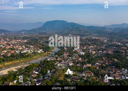 (Sicht von oben) einen atemberaubenden Blick auf die wunderschöne Stadt Luang Prabang mit dem Nam Khan Fluss fließt. Stockfoto