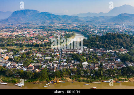 (Sicht von oben) einen atemberaubenden Blick auf die wunderschöne Stadt Luang Prabang mit dem Mekong und Nam Song Fluss fließt durch, Luang Prabang. Stockfoto