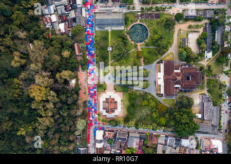 (Sicht von oben) einen atemberaubenden Blick auf die wunderschöne Haw Pha Bang Tempel und den Königlichen Palast National Museum mit bunten Nachtmarkt Zelte. Stockfoto