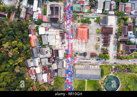 (Sicht von oben) atemberaubenden Luftaufnahme von farbigen Nachtmarkt Zelten auf dem Sisavangvong Straße in Luang Prabang, Laos. Stockfoto