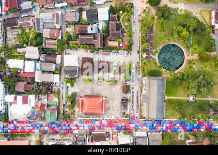(Sicht von oben) atemberaubenden Luftaufnahme von farbigen Nachtmarkt Zelten auf dem Sisavangvong Straße in Luang Prabang, Laos. Stockfoto