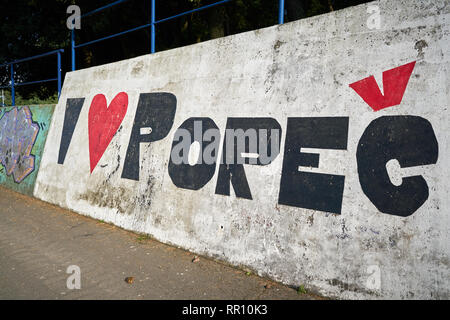 Erklärung der Liebe mit den Worten "Ich liebe Porec" an einer Wand in der kroatischen Hafenstadt Porec. Stockfoto