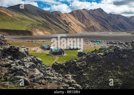 FI-Hütte und Campground unter Rhyolith Bergen bei Landmannalaugar. Der laugavegur Trail, Central Highlands, Sudhurland, Island. Stockfoto