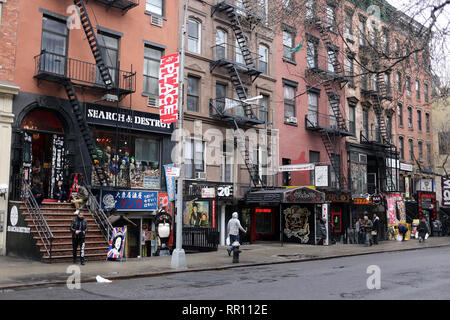 New York City, NY - 09.März 2017: Nicht identifizierte Personen zu Fuß durch die Saint Marktplatz Straße in Manhattan, New York Stockfoto