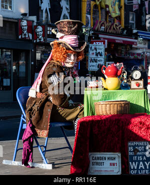 Ein Spaziergang am Nachmittag im Camden Market eine eher traurige Mad Hatter Street Performer zu finden Stockfoto