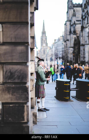 Männliche Dudelsack auf den Straßen von Edinburgh, Schottland Stockfoto