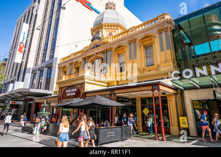 Zum 30. Dezember 2018, Adelaide South Australia: Street View der Adelaide arcade Haupteingang an der Rundle Mall Fussgängerzone in Adelaide SA Australia Stockfoto