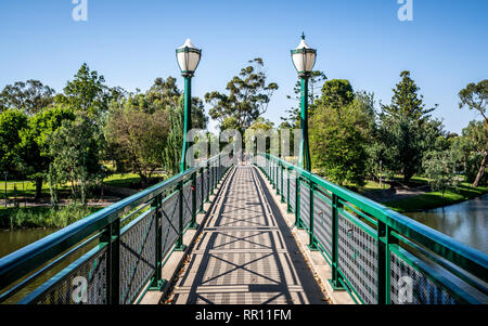 Alte Albert Bridge ein Erbe Fußgängerbrücke über Torrens River mit street light in Adelaide SA Australia Stockfoto