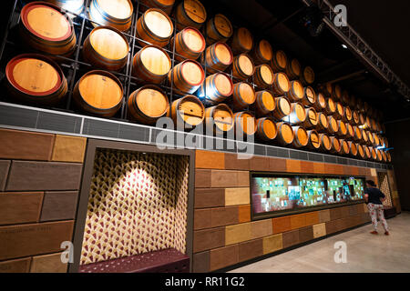 31. Dezember 2018, Adelaide South Australia: Innenansicht des National Wine Center von Australien mit Weinfässern Anzeige und Touristen in Adelaid Stockfoto