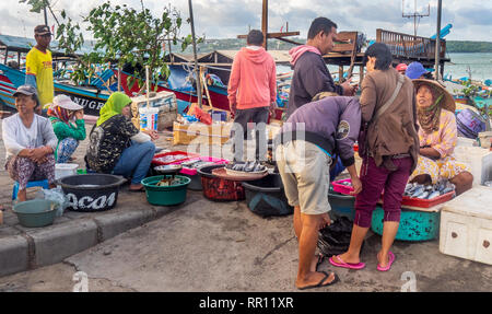 Weibliche Fischhändler Verkauf von frischem Fisch am Kedonganan Fischmarkt, Jimbaran Bay Bali Indonesien. Stockfoto