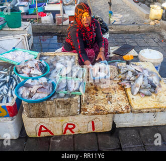 Weibliche Fischhändler Verkauf von frischem Fisch am Kedonganan Fischmarkt, Jimbaran Bay Bali Indonesien. Stockfoto