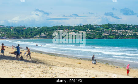 Touristen am Strand von Jimbaran Bay Bali Indonesien. Stockfoto