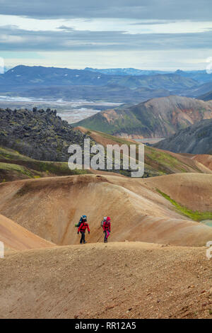 Wanderer auf dem Laugavegur Trail in der Nähe von Landmannalaugar. Zentrale Hochland, Sudhurland, Island. Stockfoto