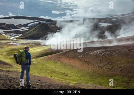 Wanderer auf der Laugavegur Trail in der Nähe von Storihver Hot Springs, zwischen Landmannalaugar und Hrafntinnusker. Zentrale Hochland, Sudhurland, Island. Stockfoto