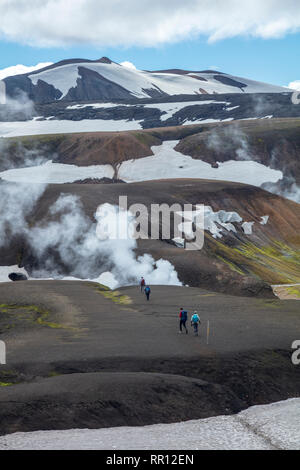 Wanderer auf dem Laugavegur Trail in der Nähe von Storihver Hot Springs, zwischen Landmannalaugar und Hrafntinnusker. Zentrale Hochland, Sudhurland, Island. Stockfoto