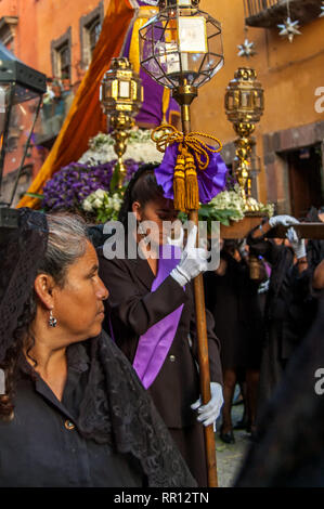 SAN MIGUEL DE Allende, Mexiko - Heilige Woche Prozession am Karfreitag durch die Straßen der malerischen Stadt. Frauen in Schwarz. Stockfoto