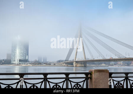 Kabelbrücke in misty morning, Riga, Lettland Stockfoto